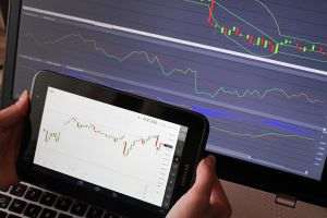 Investitorii evită reacţiile de panică înaintea votului asupra moţiunii de cenzură